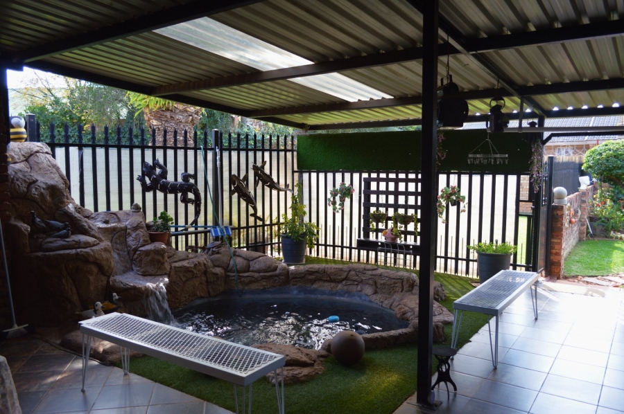 6 Bedroom Property for Sale in Doringkruin North West